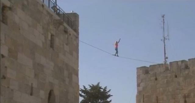 Hod po žici na zidinama drevnog Jerusalima (VIDEO)